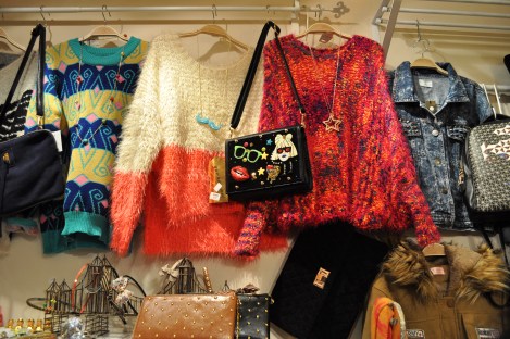 that BAG!! why i didn't snatch it up when i could... lesson learned./shida night market, taipei/dec 2012