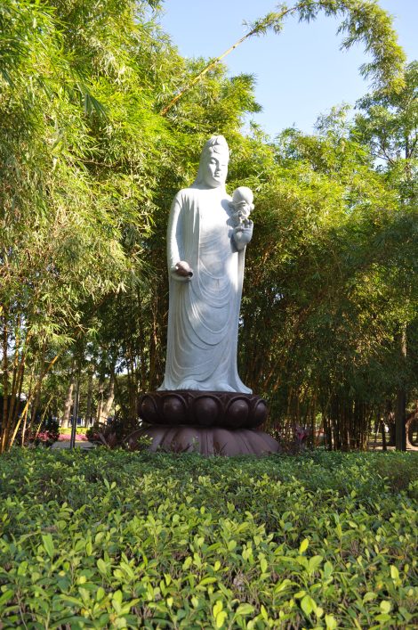 hiya, buddha!/da'an park, taipei/dec 2012