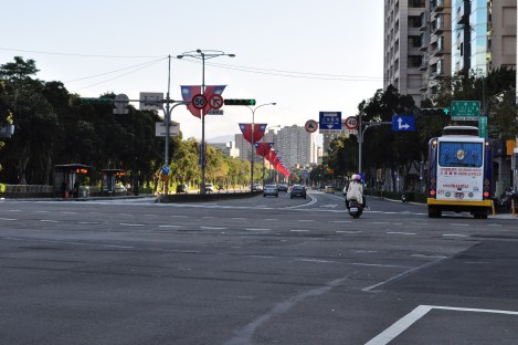 xinsheng s rd looking south/da'an, taipei/dec 2012