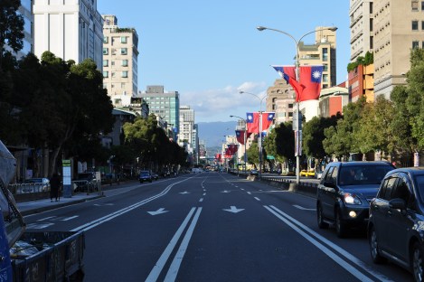 xinsheng s rd looking north/da'an, taipei/dec 2012