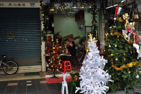 this lady's got you covered/taipei/dec 2012