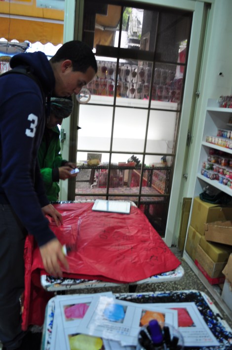 shadoe writing his chinese name!/pingxi, taiwan/jan 2013