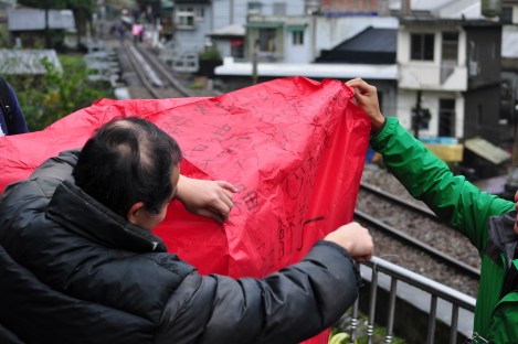 disha swaps places with the man/pingxi, taiwan/jan 2013