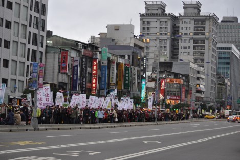 blocks + blocks of protestors/fury rally, taipei/jan 2013