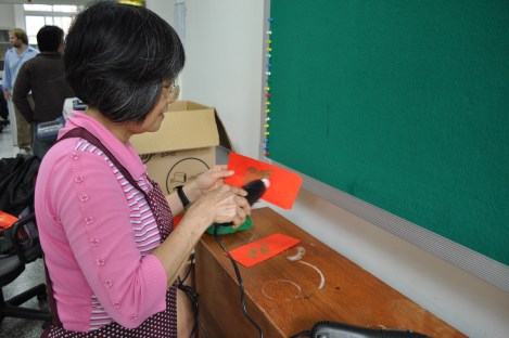using heat gun to melt glitter to envelope/iclp, taipei/feb 7, 2013