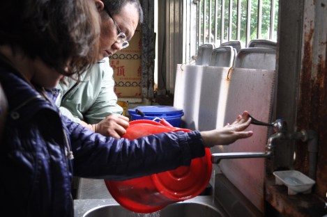 the boss man showing us how it's done/danshui district, taipei/feb 13, 2013