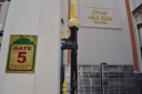 visitors my kindly enter through this gate/masjid sultan mosque/arab quarter, singapore/march 2013